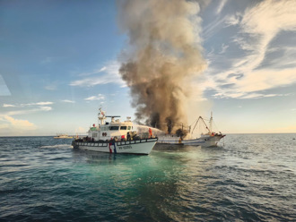 貢寮外海漁船大火「岸上清晰可見」  13船員跳海逃生獲救  