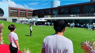 影》台東千人瑜珈大會師 豔陽太熱志工躲陰涼活動一度「空場」