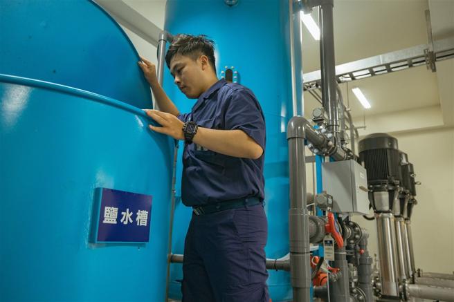 冲淋站内控制室具备砂滤塔、活性碳塔等设备，得以将自来水过滤为「软水」。（记者陈怡璇摄）