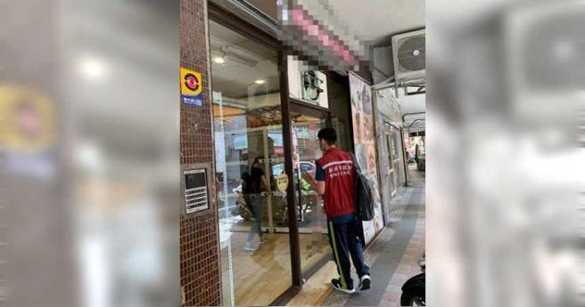 新北市「萌萌哒宠物生活馆」2019年9月也打着送养狐狸犬名义，实则向认养人收取7600元费用，遭动保处查获开罚。（图／新北市动保处提供）