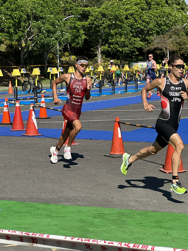 亞洲盃鐵人三項錦標賽在宜蘭冬山河進行，日本包辦男女組冠軍，潘子易(左)在男子組獲得12名。(中華鐵人三項協會提供)