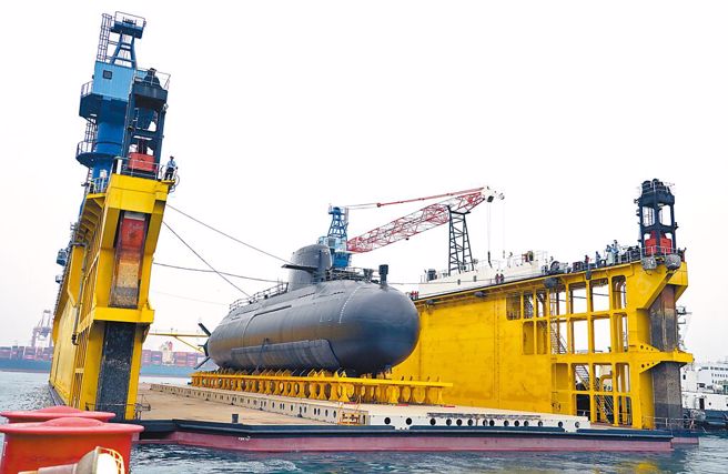 海鲲潜舰泊港测试延后，70余项需补测 ，海测被迫延到明年第一季。(台船提供)