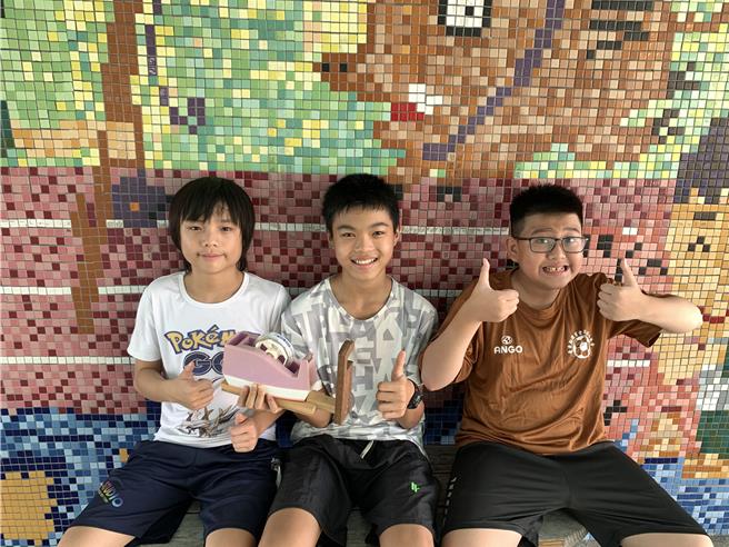台東縣豐里國小的徐子杰、林鴻銘、張恩凱，發明「單面膠台變雙面膠台的簡便結構」，獲得美國AII達文西國際發明展1金、1特別獎成績。（中華創新發明學會提供／林志成台北傳真）