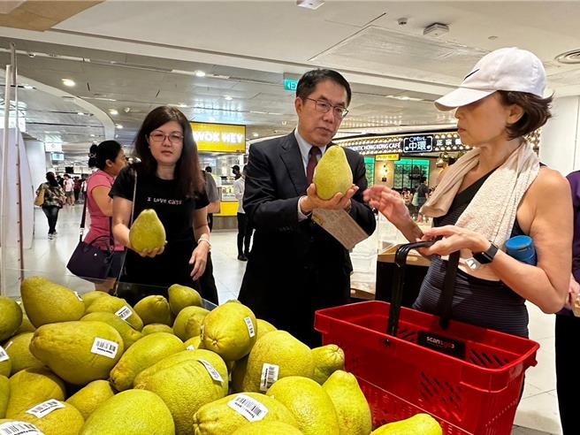 黄伟哲（右二）跟消费者分享如何挑选文旦。（台南市政府提供／曹婷婷台南传真）