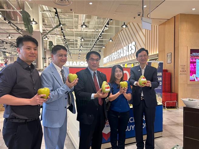 黄伟哲前往新加坡大型连锁超市了解台南文旦上架情形。（台南市政府提供／曹婷婷台南传真）