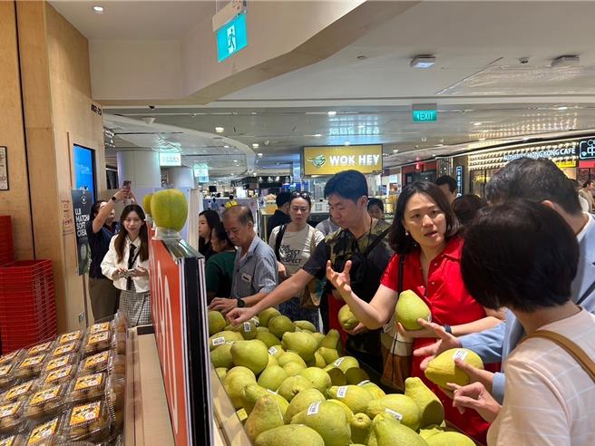 新加坡消费者纷纷抢购台南文旦。（台南市政府提供／曹婷婷台南传真）
