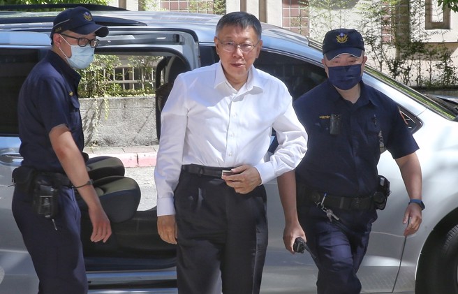 柯文哲（图）父亲遭爆罹癌，出现肺积水等症状，胸腔科医师苏一峰则指出，出现肺积水的状况，代表柯父的癌症至少已第4期了。（中时资料照／黄世麒摄）