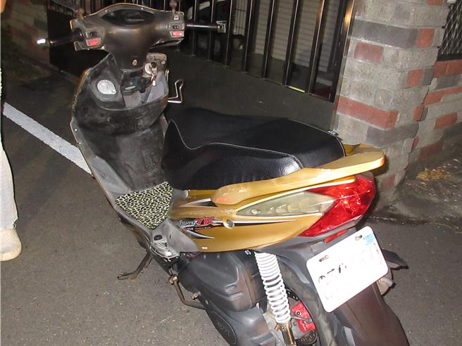 重机车牌有强烈反光致无法辨识，车主竟在车牌及车牌框架上喷反光喷雾及贴了反光贴纸，遭警方举发。（照片由大甲警分局提供）