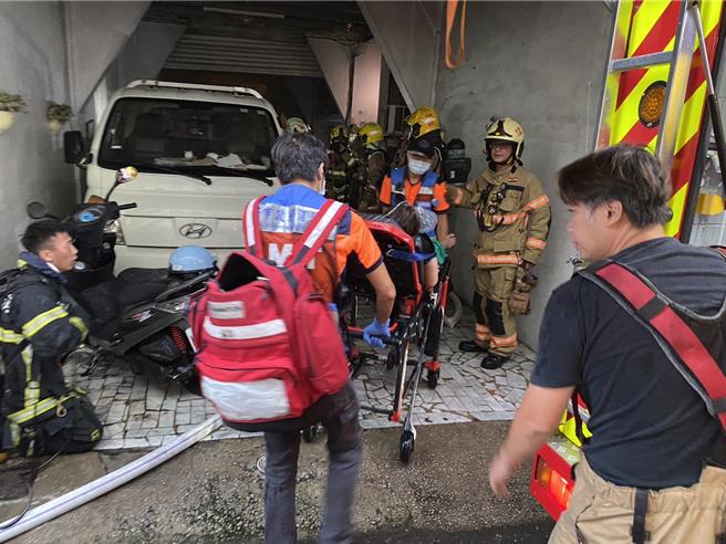 台南市中西区正德路一栋3楼出租套房8日清晨5时许发生火警，警消救出4人，其中1女惊慌过度意识不清，送医无生命危险。（读者提供／程炳璋台南传真）