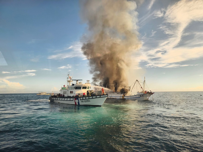 贡寮外海渔船大火，海巡艇立刻前往喷水灭火。(渔民提供)