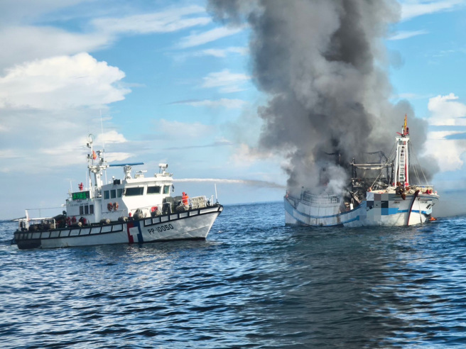 贡寮外海渔船大火，海巡艇立刻前往喷水灭火。(渔民提供)