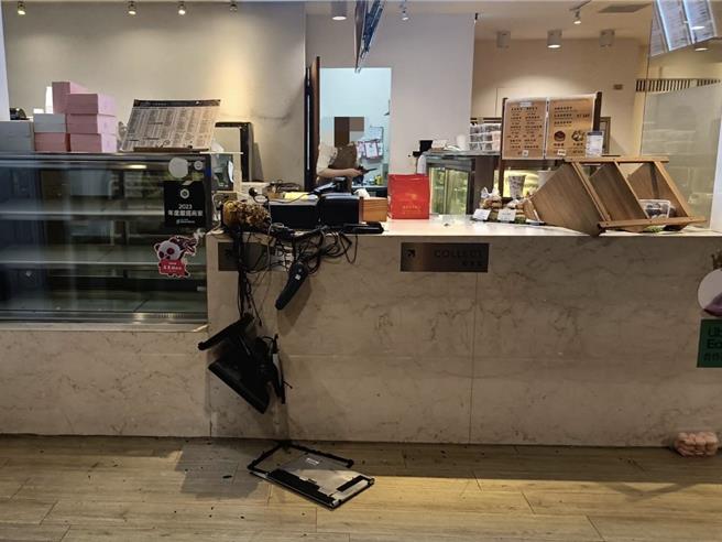 台中市雾峰区中正路某店家7日深夜11点传出不明原因遭人砸店，两名男子跑进店家一顿狂砸，收银机也被砸到萤幕掉落，警方已锁定2人追缉中。（民眾提供／潘虹恩台中传真）