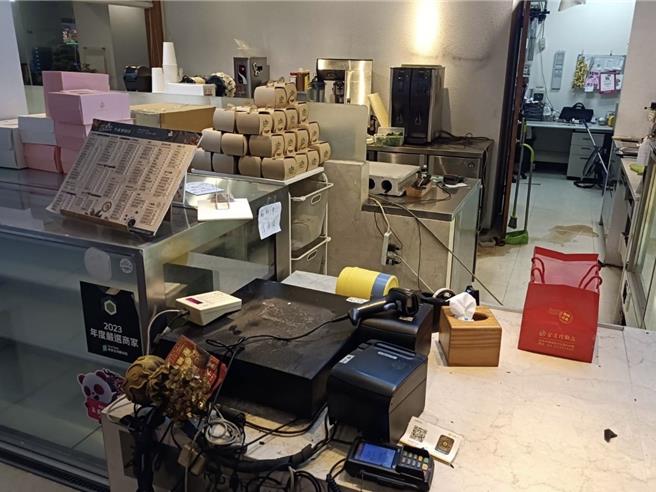 台中市雾峰区中正路某店家7日深夜11点传出不明原因遭人砸店，两名男子跑进店家一顿狂砸，收银机也被砸到萤幕掉落，警方已锁定2人追缉中。（民眾提供／潘虹恩台中传真）