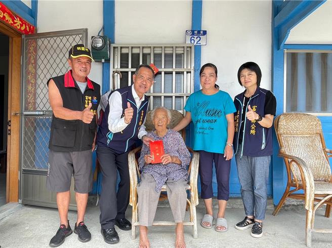 花莲县富里乡今年修正重阳敬老礼金金额，70岁至79岁调高至1200元、80岁至89岁调整至2000元、90岁至99岁为3000元，百岁人瑞除有5000元礼金，另可再获加码红包，20日起陆续发放。（富里乡公所提供／罗亦晽花莲传真）