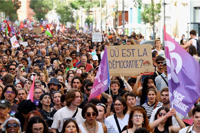 法國11萬民眾7日響應左翼政黨的號召走上街頭，抗議總統馬克宏任命巴尼耶出任總理的決定。（路透社）