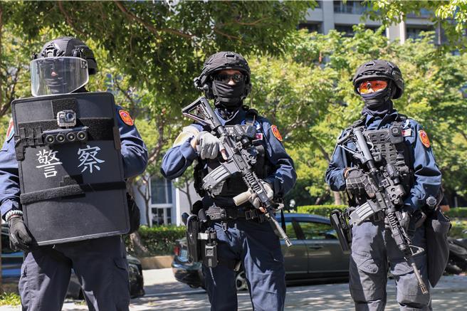 「Red Bull Showrun Taichung」28日将登场，台中市保安警察大队特勤中队全面加强装备与训练，员警穿戴新型战术背心、头盔及盾牌等装备一字排开，相当帅气。（中市府提供／潘虹恩台中传真）