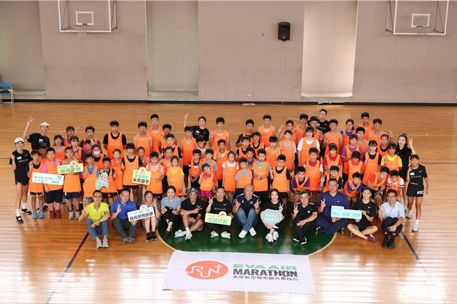 2024长荣航空城市观光马拉松幼苗计画 校园深耕离岛澎湖登场。（长荣提供）