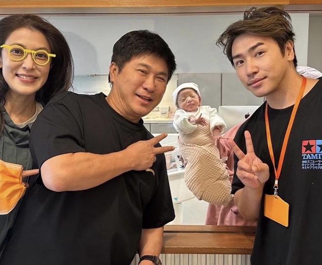 欧弟（右）迎接女儿诞生，胡瓜（中）、丁柔安（左）到场探视。（翻摄欧弟脸书）