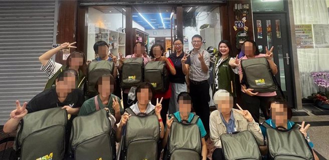 培訓考核通過的弱勢家長們合影，並獲贈芥菜種會贈送的清潔包。（芥菜種會提供）