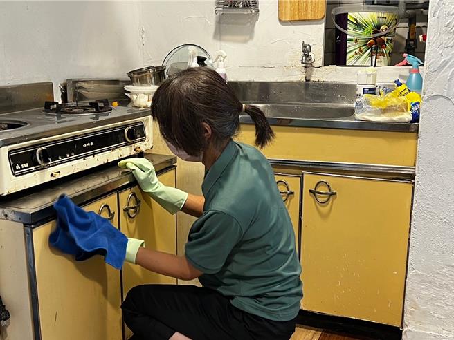 培訓考核通過的家長準備投入清潔工作。（芥菜種會提供）