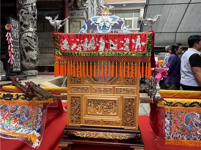 祀典大天后宮全新的鎮南媽神轎復刻舊神轎。（曹婷婷攝）