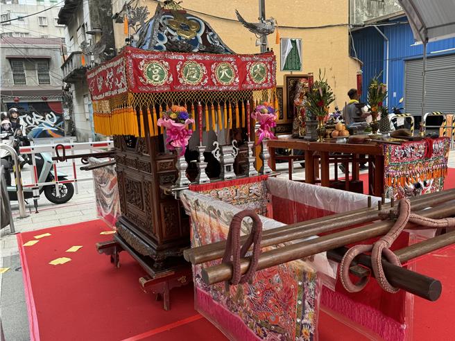 已有138年歷史的舊神轎今天正式退役。（曹婷婷攝）