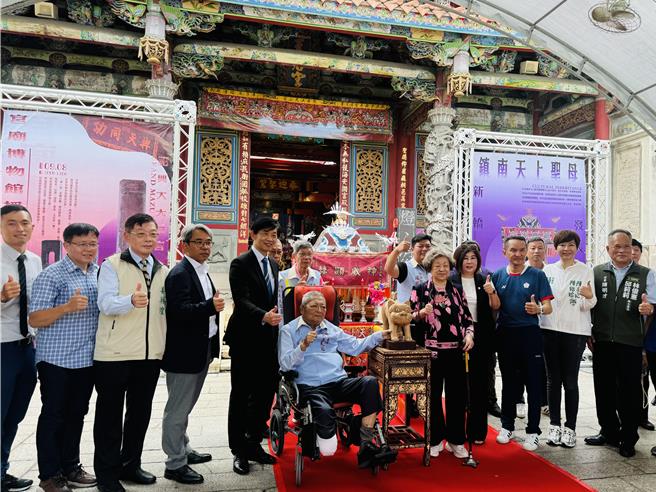 大天后宮今天獲頒「宮廟博物館」，同時發表全新的鎮南媽神轎。（曹婷婷攝）