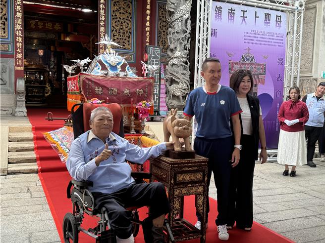 大天后宮媽祖指示愛爾麗董事長常如山（右二）贊助神轎費用。（曹婷婷攝）