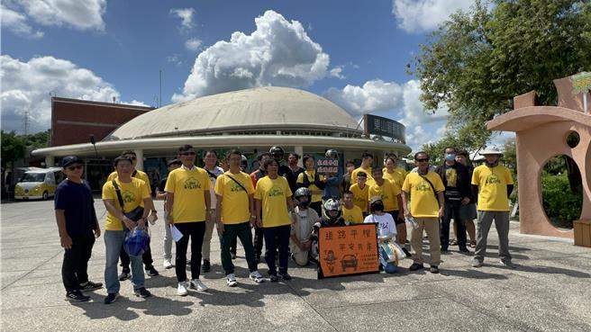 大型重機團體8日號召車友前往7個服務區，爭取國道路權，一早在台南東山服務區，約30名車友聚集在現場。（張毓翎攝）