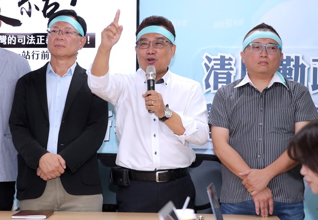 民眾党主席柯文哲因京华城容积率弊案遭到羁押，民眾党中央发起声援行动，展开全国宣讲，8日首站在立法院群贤楼前登场。民眾党立委张启楷（左起）、林国成、秘书长周榆修等人8日召开记者会，呼吁每一个忧心台湾司法正义与媒体道德的民眾站出来。（黄世麒摄）