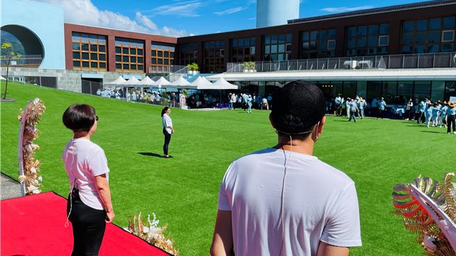 台东县2024千人志工大会师于户外场地办理，因高温炎热，志工纷纷躲阴凉处避晒，千人瑜珈活动一度「空场」。（萧嘉蕙摄）