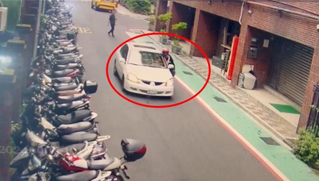 葉男徒手抓車窗，被拖行約200公尺，後因體力不支，跌坐於馬路上。（新店警分局提供）