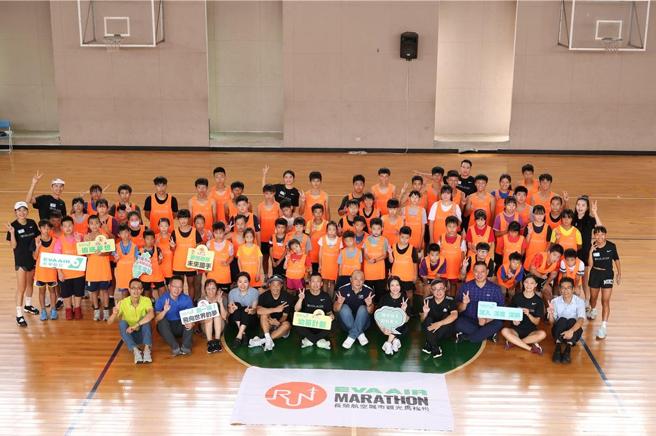 024長榮航空城市觀光馬拉松「幼苗計畫-校園深耕巡迴」今年唯一離島訓練行程9月7日至8日於澎湖馬公國中熱鬧登場。(圖／長榮航空提供)