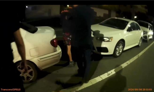 警方逮捕过程。（警方提供／吴佩蓉宜兰传真）