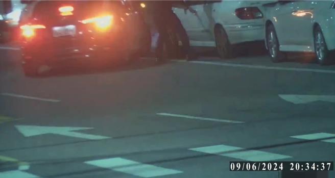 警方逮捕过程。（警方提供／吴佩蓉宜兰传真）