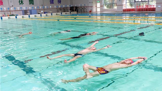9月9日是国民体育日，新竹县政府教育局推出全县各运动场馆免费使用方案的「9是爱运动 健康9爱你」活动，新竹县游泳馆限当日单次入场。（罗浚滨摄）