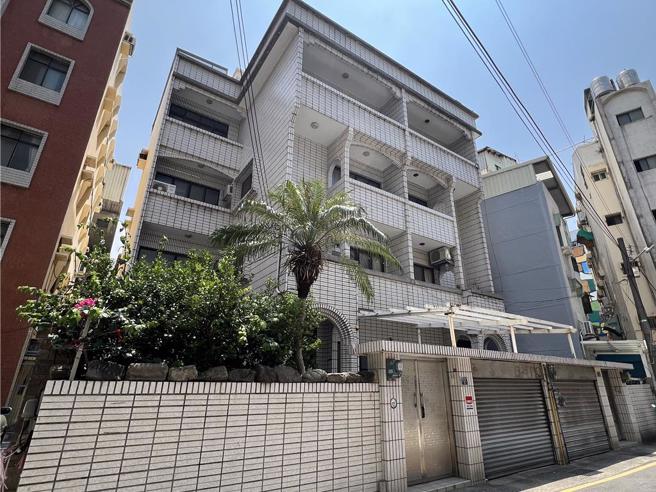 民眾党主席柯文哲日前遭羁押禁见，近日他位于新竹市的老家门口，遭人贴上上铐照、放置写有「地方之耻」的字卡。（中时资料照，王惠慧摄）