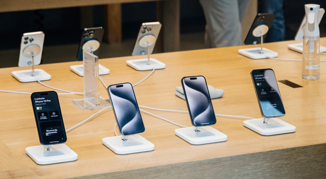 手机长期插着充电，能延长电池健康度。（示意图：shutterstock／达志）