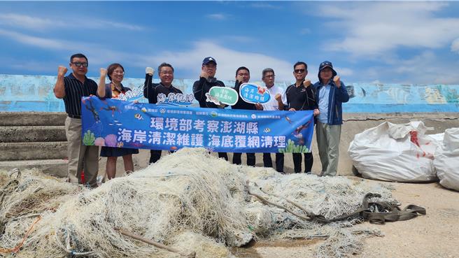 環境部長彭啟明（左四）8日當起一日潛水伕，下海視察澎湖清理海底覆網，右三為立委楊曜。（許逸民攝）