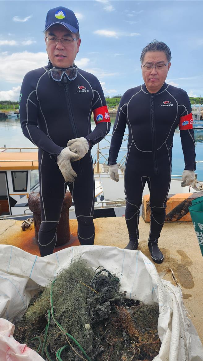 環境部長彭啟明（左）8日當起一日潛水伕，下海視察澎湖清理海底覆網，圖為當日打撈上岸的海底覆網。（許逸民攝）
