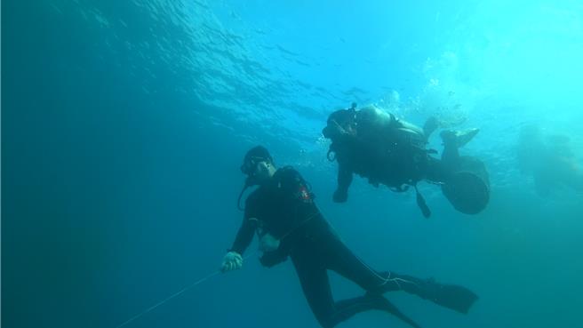 環境部長彭啟明8日當起一日潛水伕，下海視察澎湖清理海底覆網，但因初體驗，只在水深6米處觀看。（環境部提供）