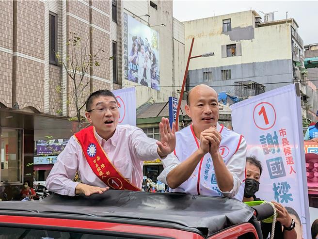 身陷罷免案的基隆市長謝國樑（左），在罷免投票前，最需要的是立法院長韓國瑜（右）強力的喊話支持。（張志康攝）