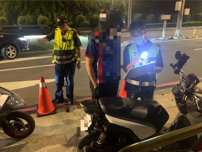 警方临检违规车辆。（本报资料照片）