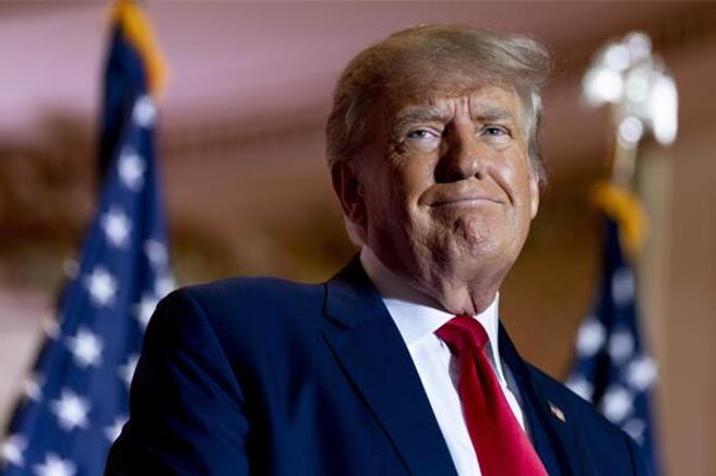 川普7日提出修改美国宪法第25修正案，允许国会弹劾「掩盖总统丧失能力」的贺锦丽。（美联社）