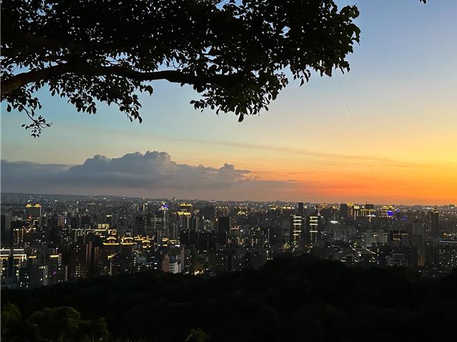 中秋佳节即将到来，往往中秋节民眾烤肉会导致空气污染，桃园市环保局推荐民眾可前往空品净化区赏月无烟野餐。（桃园市环保局提供）