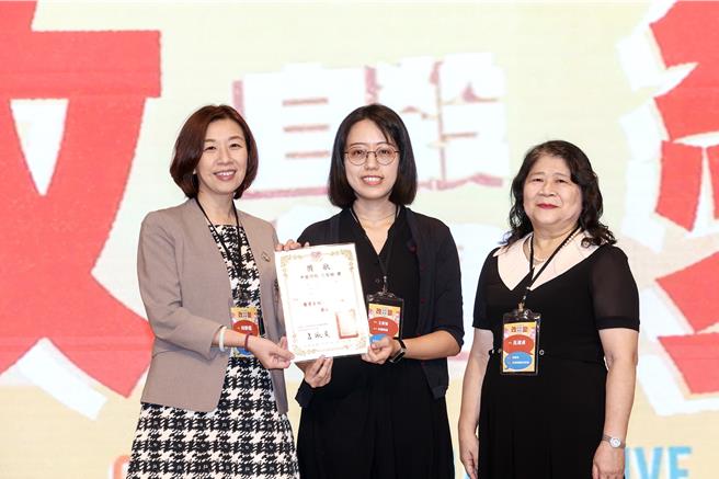 中國時報健康中心王家瑜（中）以「7人恐1人產後憂鬱輕生 衛福部擬補助諮商」報導，獲得紙媒組優勝組。由衛福部次長林靜儀（左）、自殺防治學會理事長呂淑貞（右）頒發獎項。（鄧博仁攝）