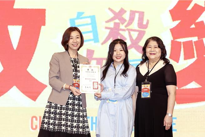 中國時報健康中心林周義以「鬱卒啦！年輕人免費心理諮商 4縣市名額秒殺」「鑽稽查漏洞狂預約 免費諮商亂象多」等系列報導獲得佳作，由衛福部次長林靜儀（左）、自殺防治學會理事長呂淑貞（右）頒發獎項。（鄧博仁攝）