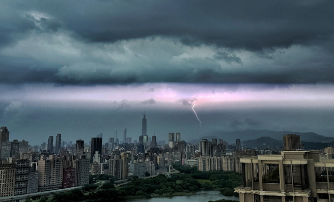 午後對流雲系發展旺盛，氣象署針對全台19縣市發布大雨特報。（圖／示意圖，記者姚志平攝影）