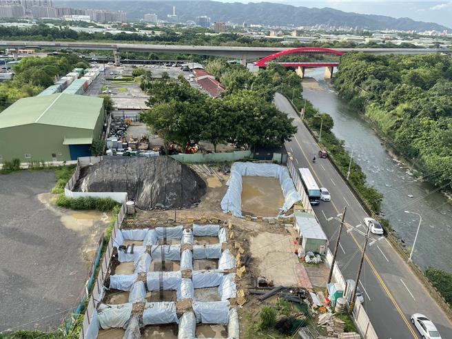 新北三峡介寿路二段183号后方拟兴建垃圾贮存场，但争议频传，先是遭住户指控兴建前没开说明会、邻近河川未做环评等争议，后续又爆出违建铁皮屋于农地、停放车辆等问题。（反对盖垃圾场自救协调会提供）