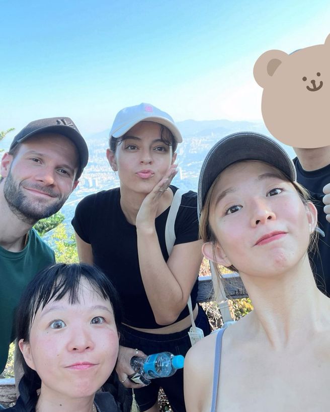 在她与同学的合照中，却有一名男子的脸被贴图遮住。（图／翻摄自郭书瑶IG）